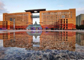 大学教室内不雅视频被泄露？校方：正调查，女生自尽是谣言(图1)