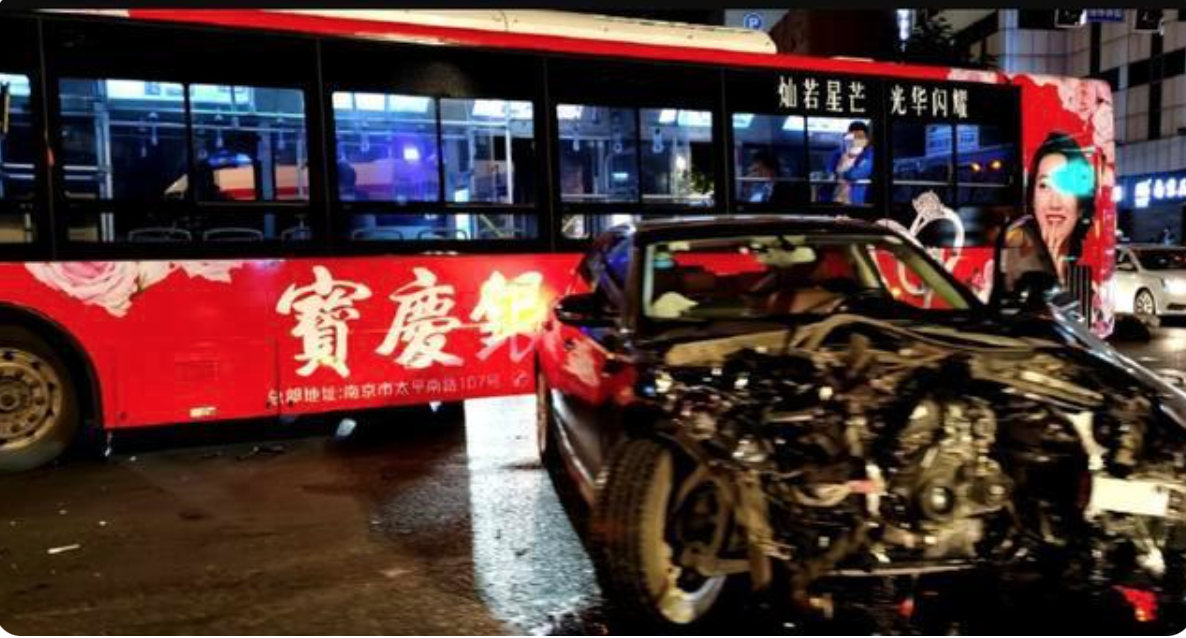 南京遭碾压女子同事：女子在离婚前曾遭嫌疑人家暴 离婚后还被对方要钱(图1)