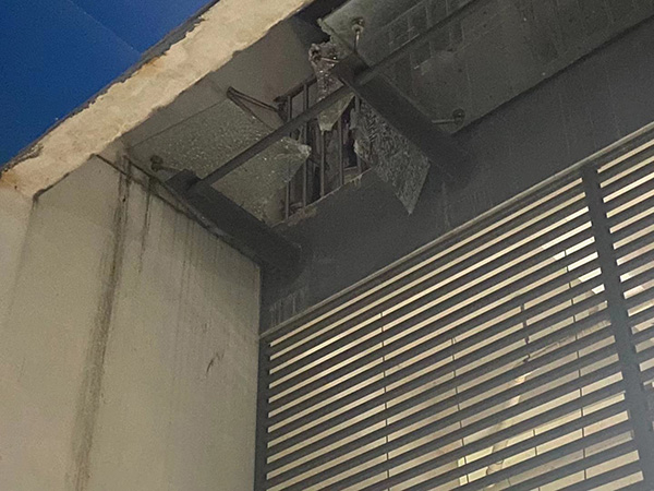 深圳一男子为泄愤从17楼抛下啤酒瓶砸碎雨棚，已被刑事拘留(图1)