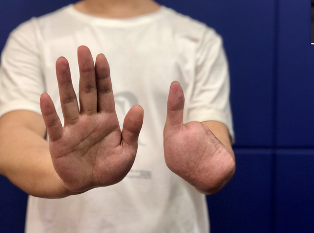 四川民警抓获一名诈骗犯，审问后民警不由肃然起敬(图1)